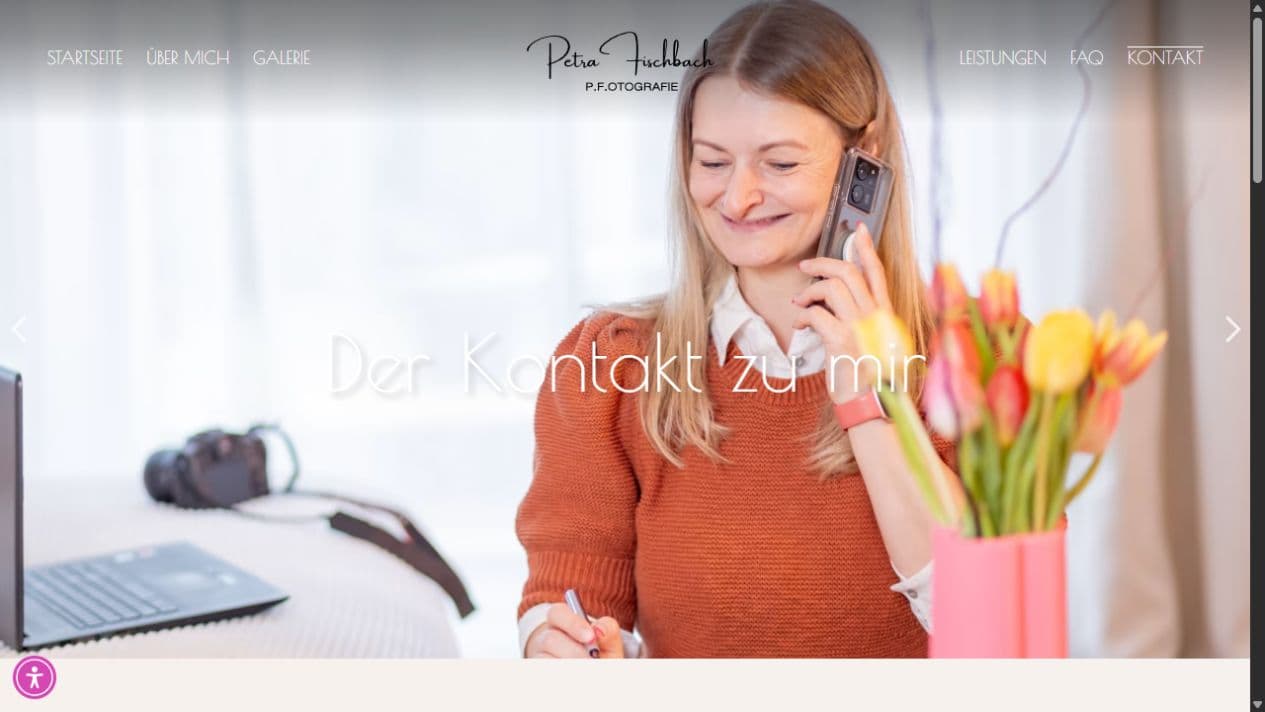 Kontaktseite von Fotografie Wolfsburg mit Petra Fischbach am Telefon und sichtbarer Kamera