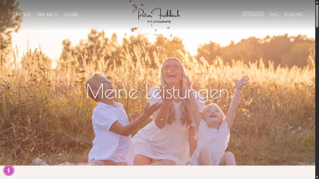 Leistungsseite von Fotografie Wolfsburg mit natürlicher Familienfotografie im warmen Abendlicht