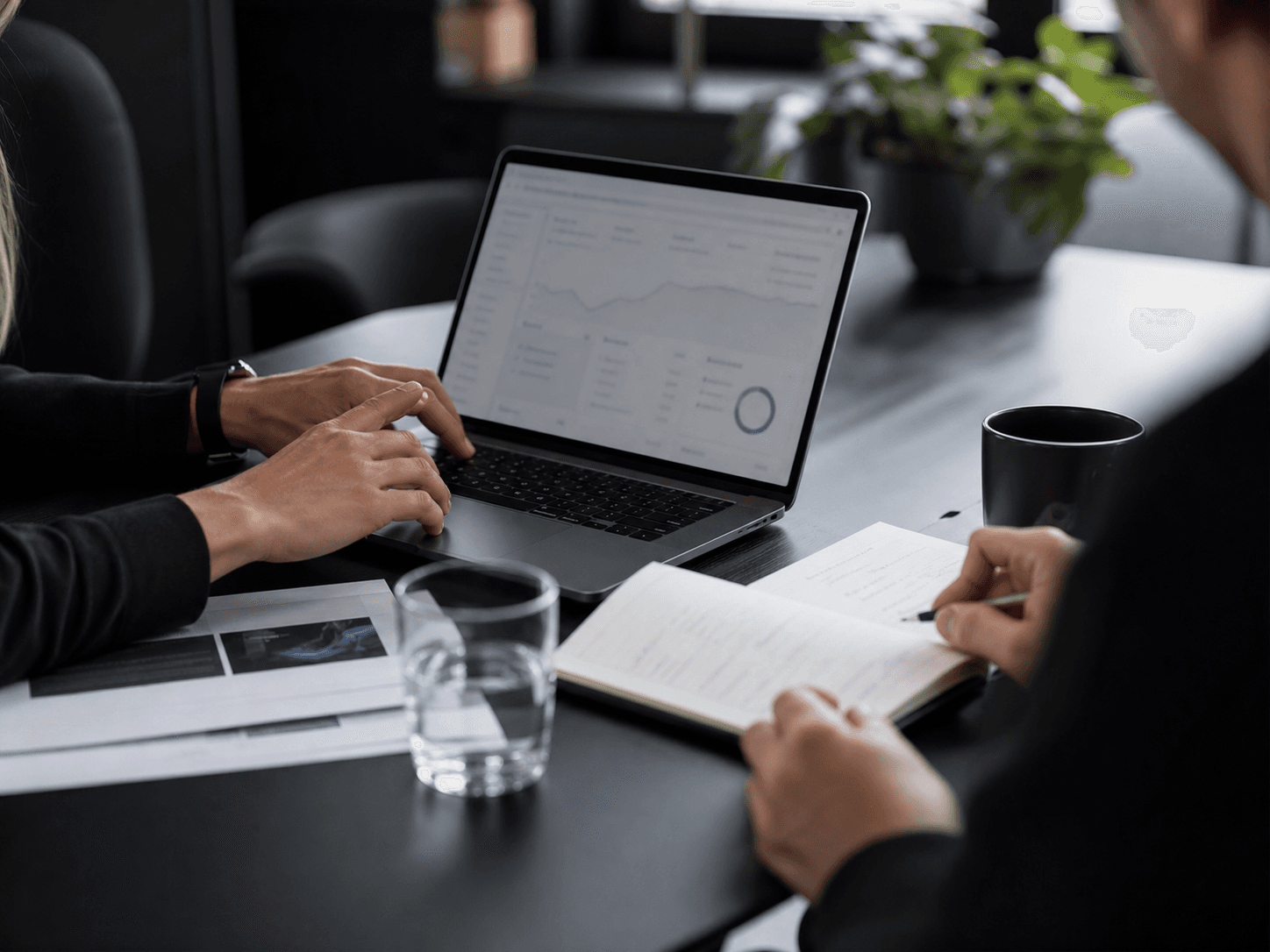 Google Ads Kontoanalyse Google Ads Kontoanalyse mit Laptop, Notizen und Kampagnendaten