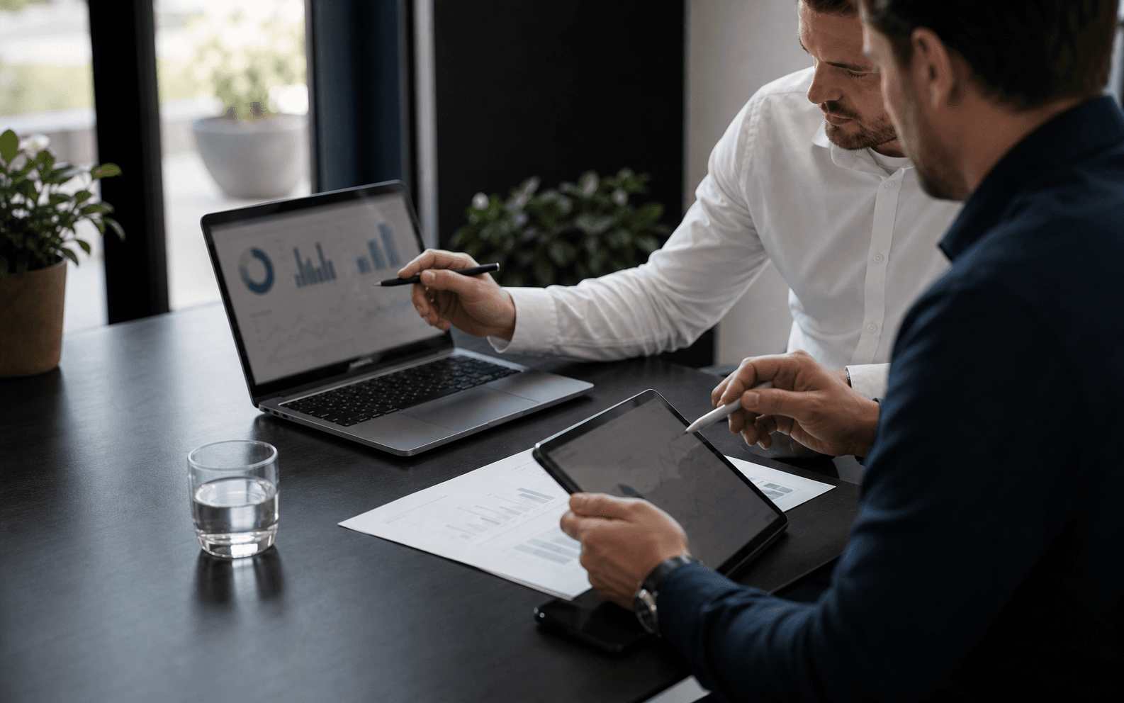 Performance Marketing Strategie Performance-Marketing-Strategiegespräch mit Laptop und Kampagnendaten